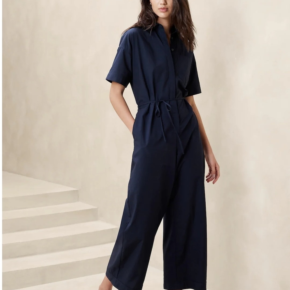 Banana Republic Chambray Blue Short Sleeve Jumpsuit. Size 12 Ankle length.